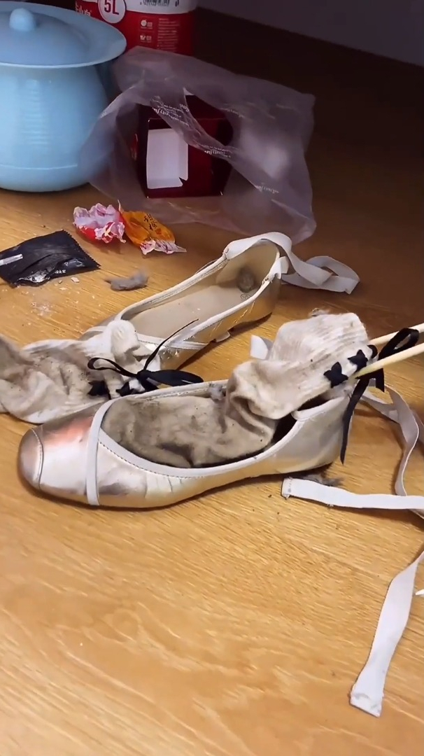 寝室大扫除,从床底扫出一双室友的臭袜子,味道简直了!