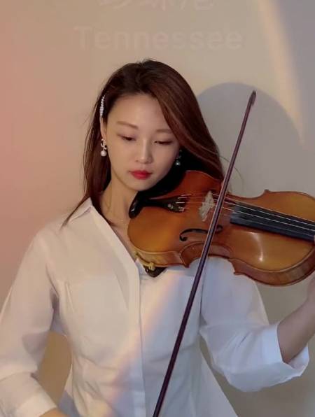桃小仙小提琴演奏图片