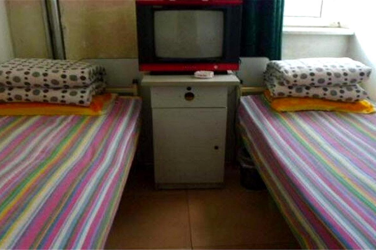 火车站附近旅馆一晚50元,为何这么便宜?却没游客居住,看完秒懂