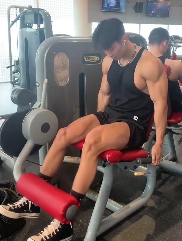 肌肉小哥哥腿部力量训练一身腱子肉宛如雕刻好身材完美吸睛