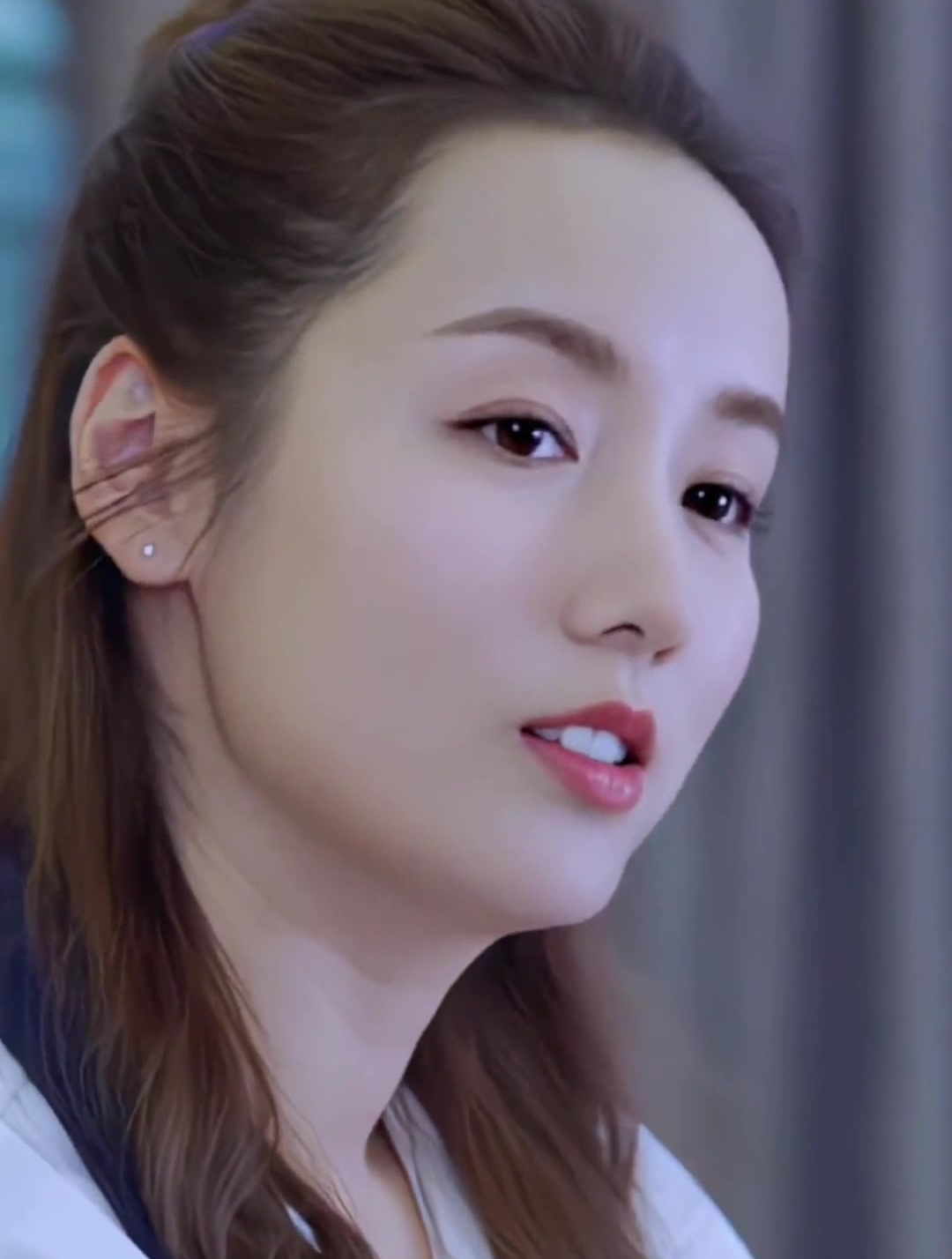 吕一真是美炸了!白色挂脖式礼裙穿出好身材,气质出尘迷死人-度小视