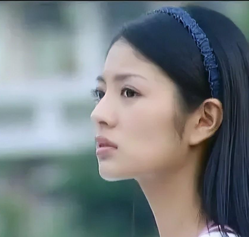 说起安以轩的成名,就离不开电视剧《斗鱼》.