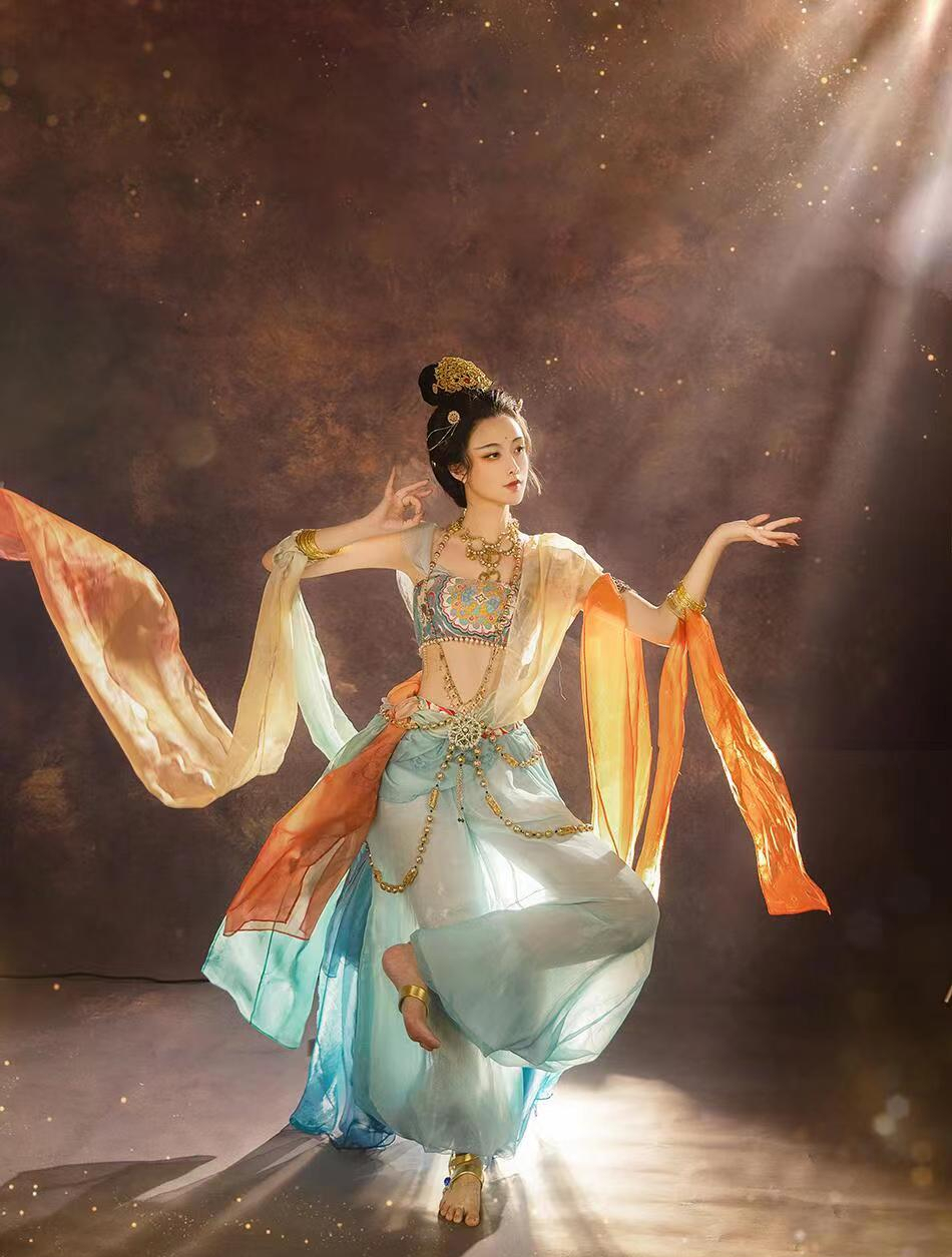 "清华女神"穿敦煌服饰太美了,终于明白君王为什么要打西域了!