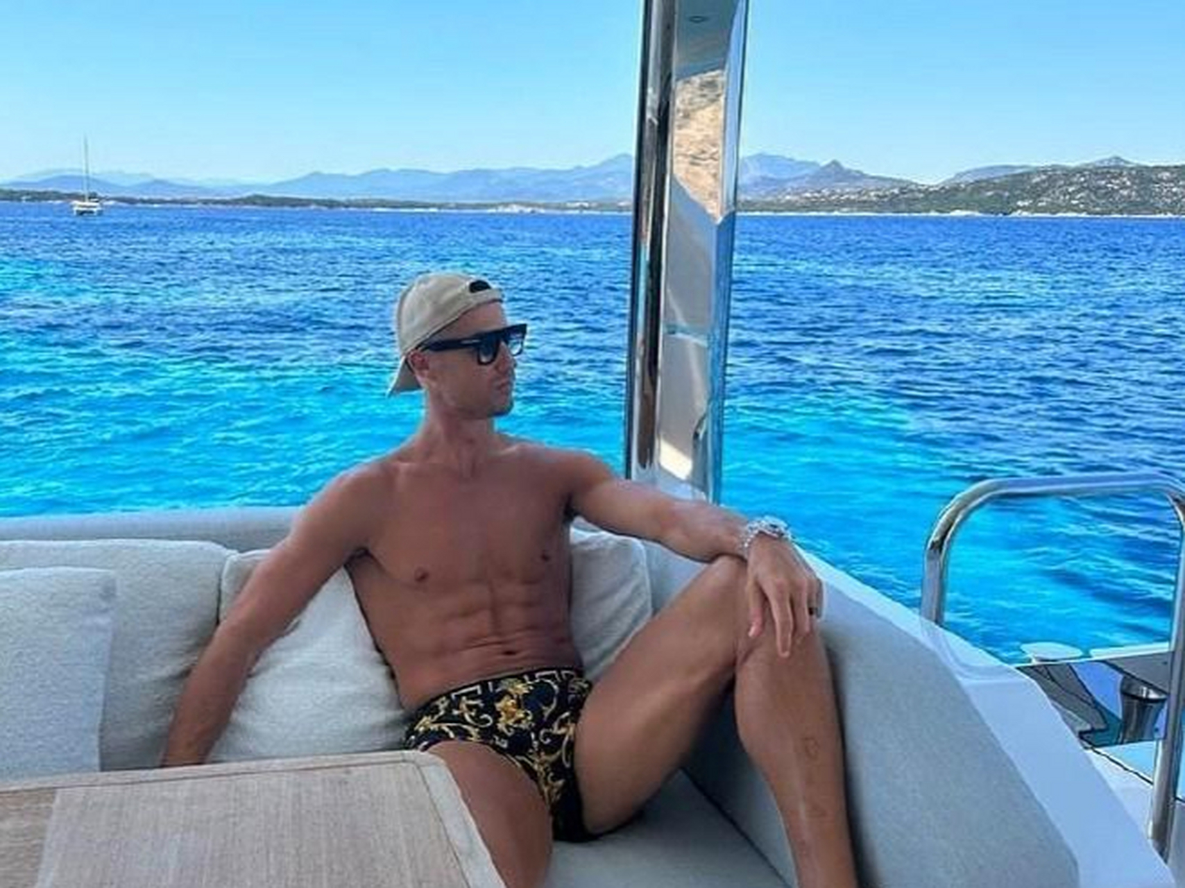 38岁的c罗近日晒照,身材依旧顶级,腹肌,人鱼线清晰可见.