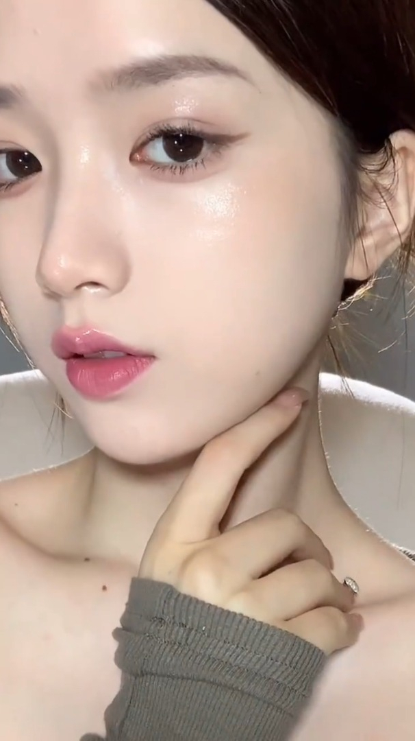 高级水光感淡颜杂志妆