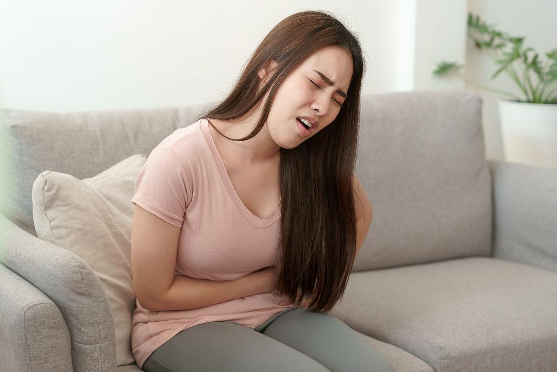 女人来例假时,若有3个表现,很遗憾,绝经期或许提前到了