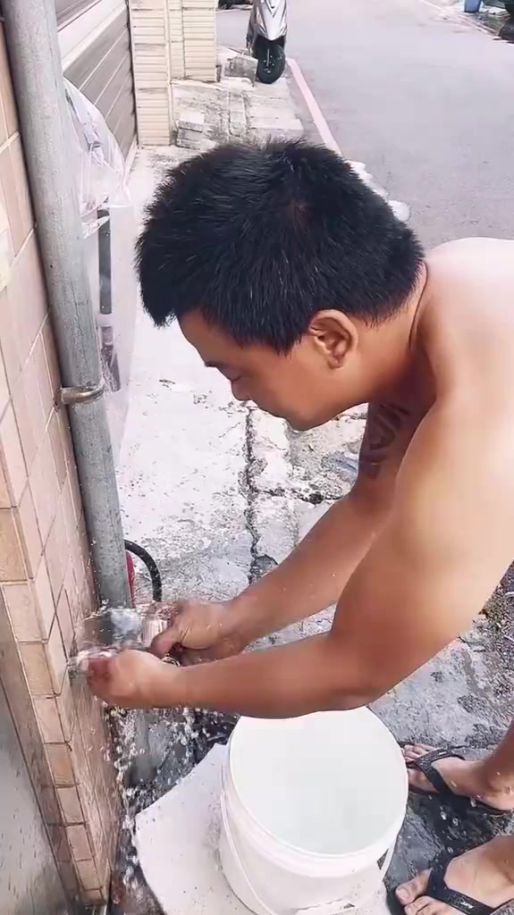 这男人是活腻了吗,帮亲戚干活整成这样,可别吃了散伙饭