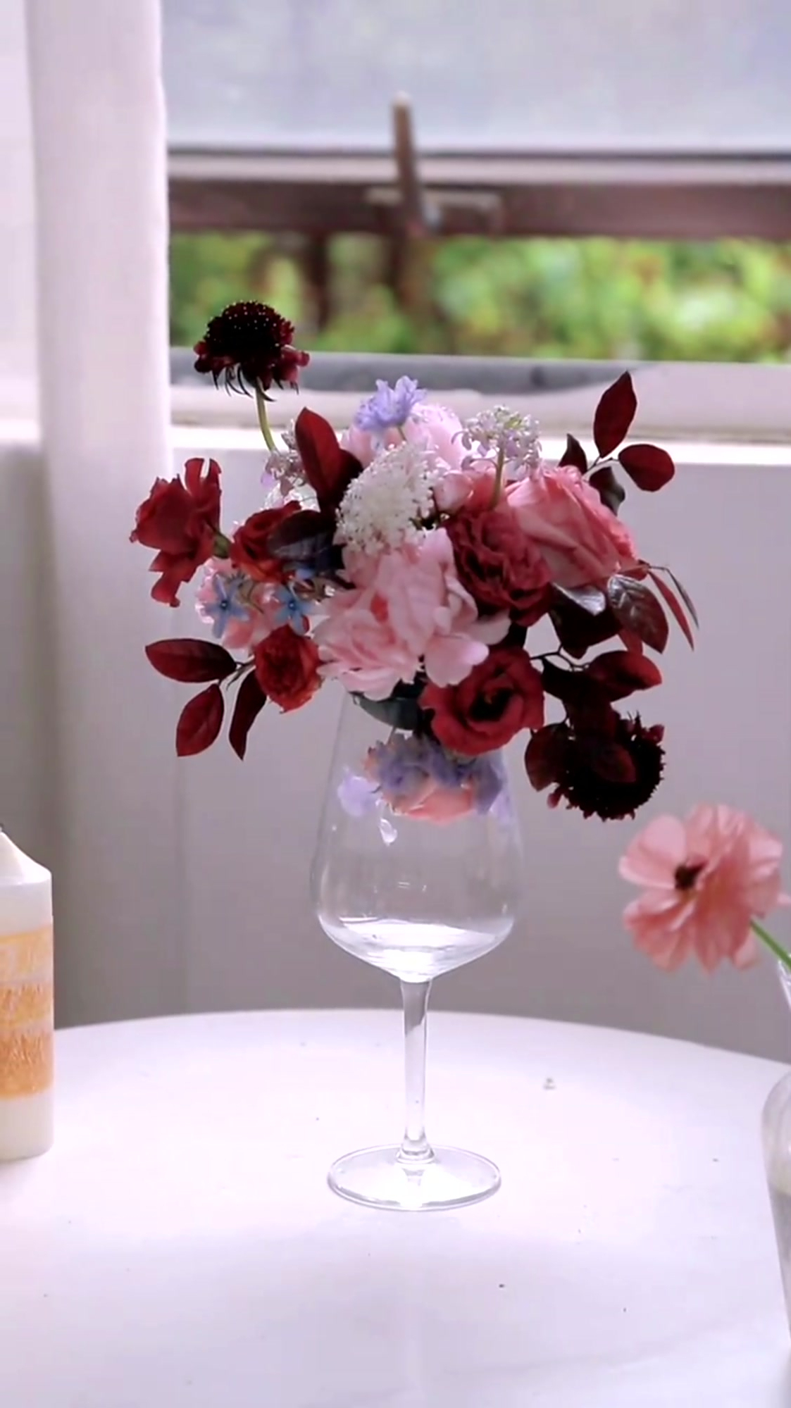 酒杯倒插花——宴会花艺小装饰有趣的插花小技巧