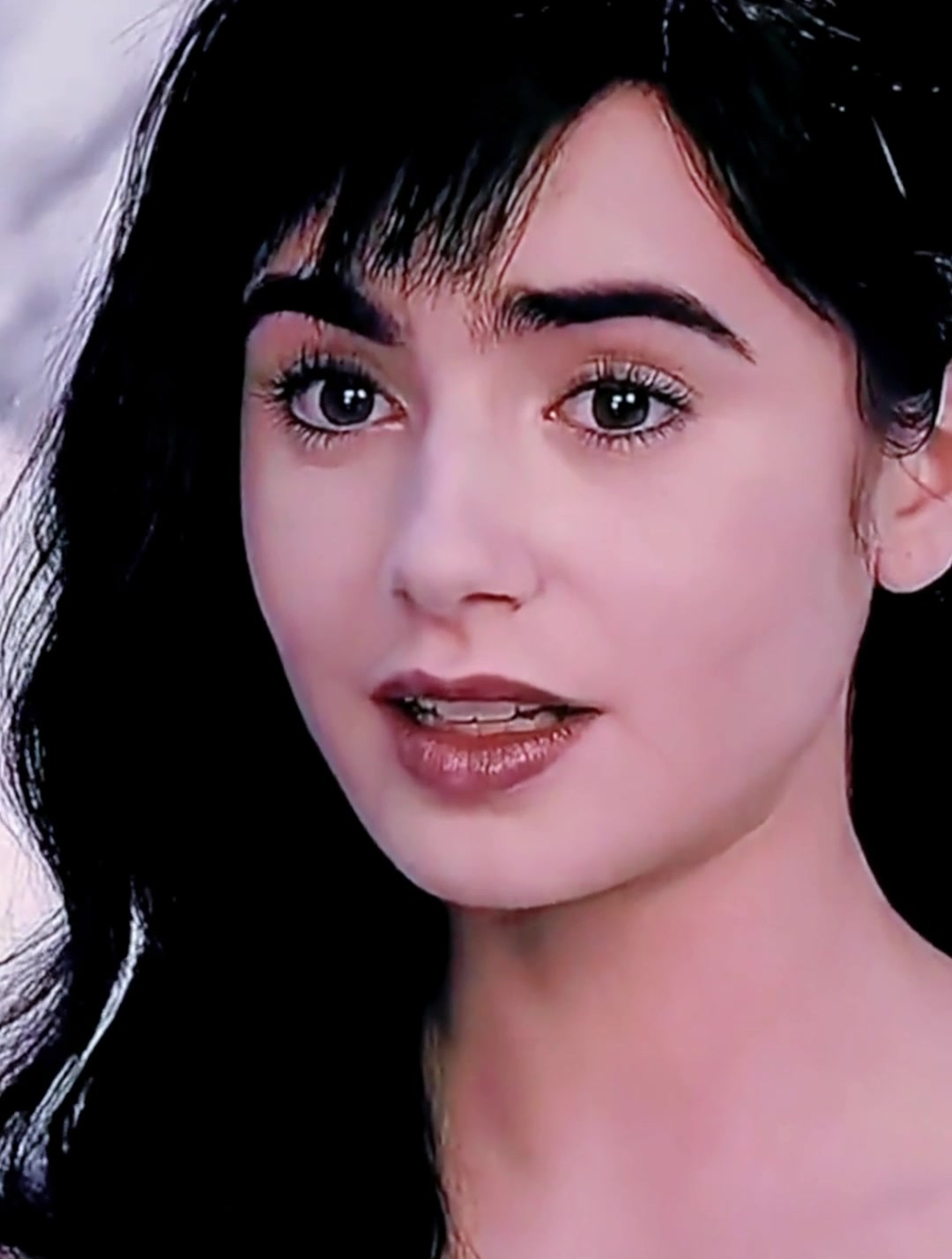 天生的公主气质,莉莉柯林斯街头遛狗画面如拍电影,素颜美得悦目-度小