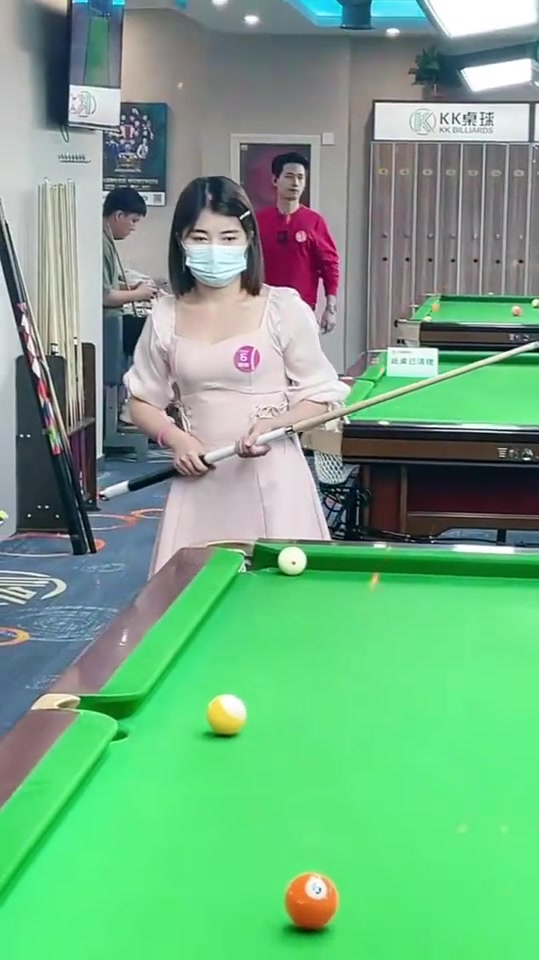 实拍台球厅里的小姐姐实在是太漂亮了台球打得好不好不重要