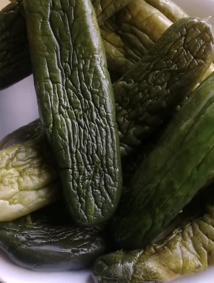 十斤黄瓜一斤盐,腌制个小时涝出嗮蔫巴了,放无油无水-度小视