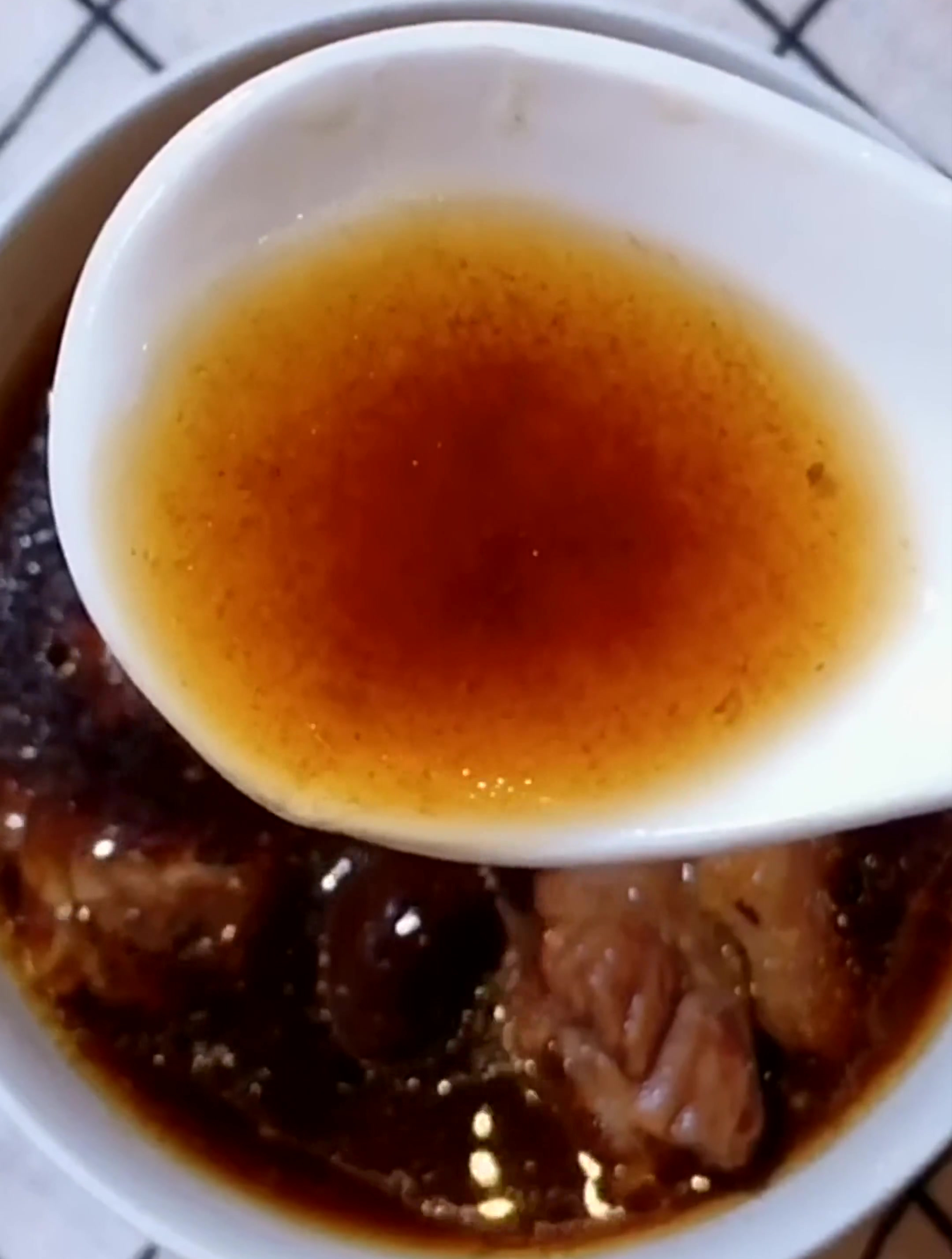 简单炖出大餐,告诉大家营养又养生的黑蒜炖鸭汤加了一味熟地