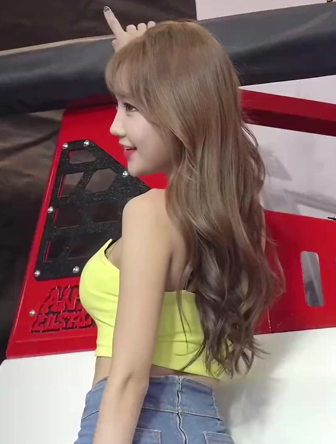 韩国车展最美车模,身材气质堪称一绝,宛如美丽的精灵