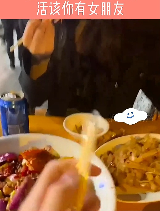 情侣出门吃夜宵,男友一个细节见人品,活该你有女朋友!