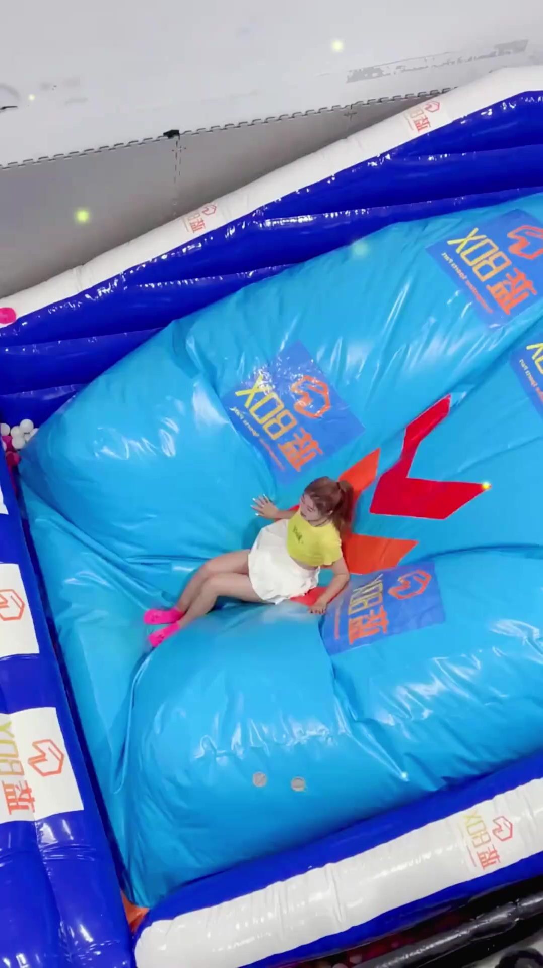 这是穿裙子玩蹦床最尴尬的美女,弹飞起来那刻,实在让人脸红!-度小视