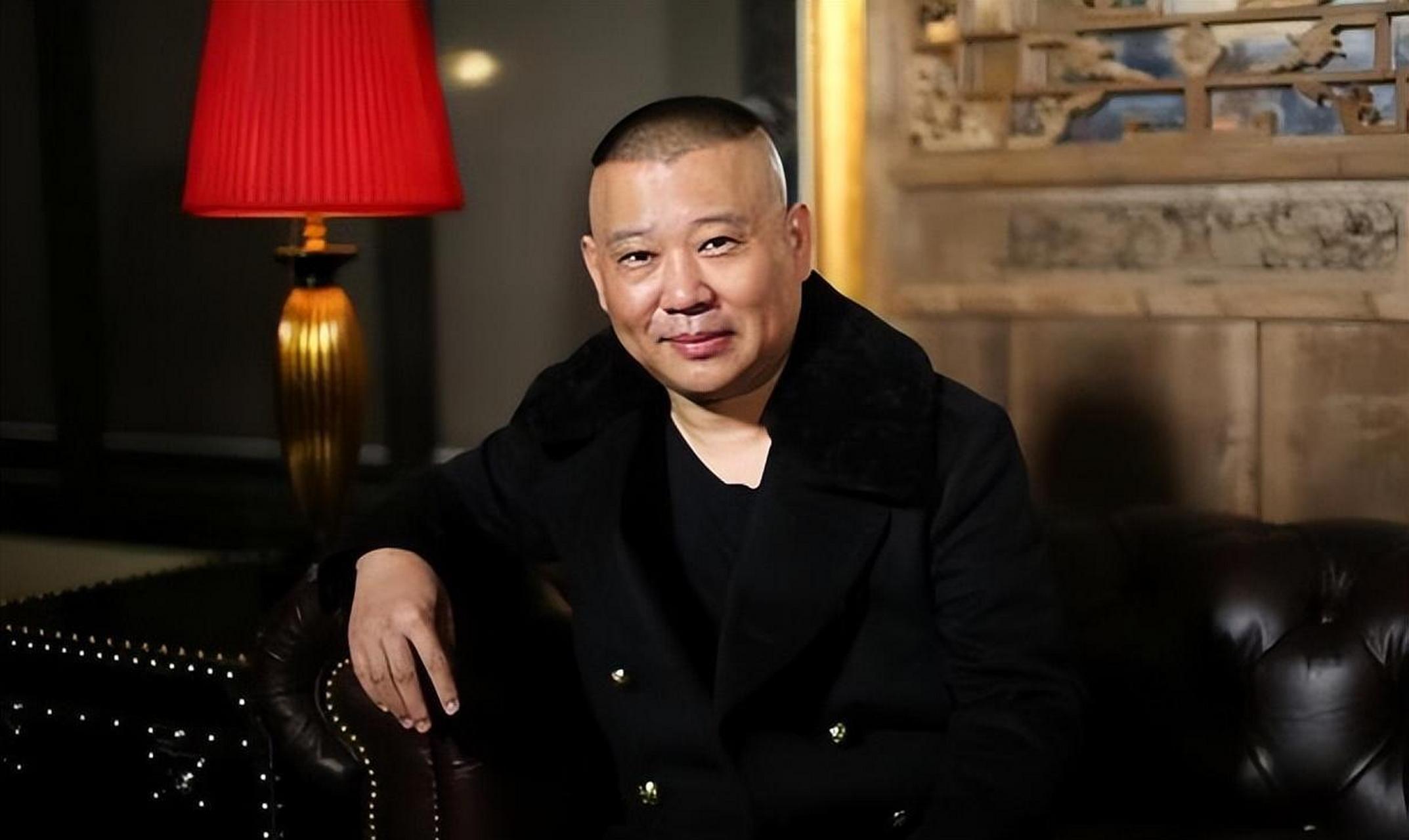 郭德纲出生于天津一个普通家庭,从小学习评书和相声,但早期演艺生涯并