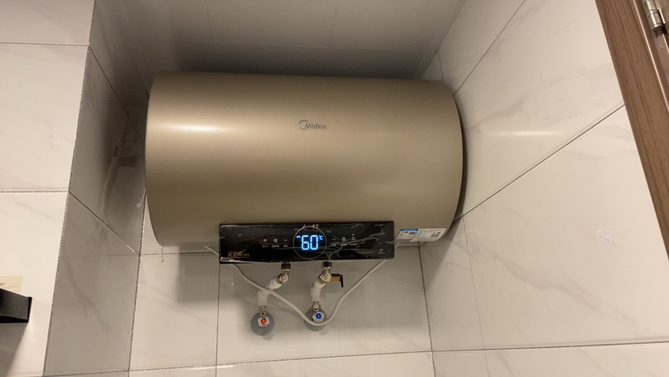 美的电热水器是一款储水式电热水器,具有60升的容量,采用高品质的