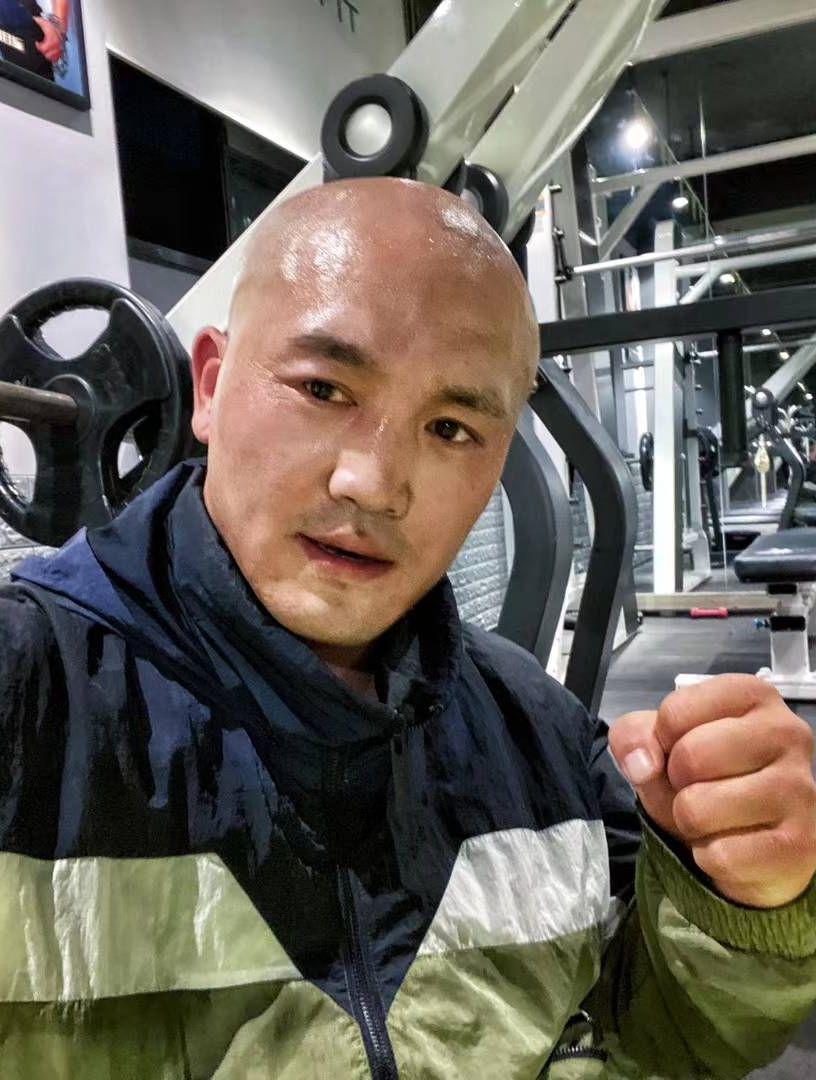 皮香远单挑一龙,称一龙老啦让其跑3分钟再ko,结果现场险被揍2