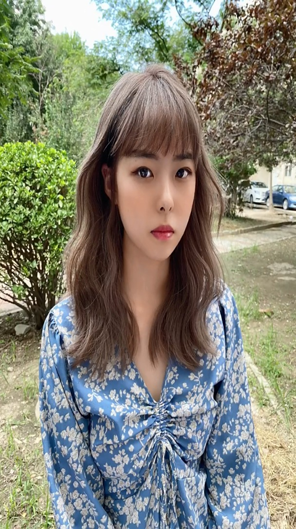 时尚齐刘海大波浪披肩发造型