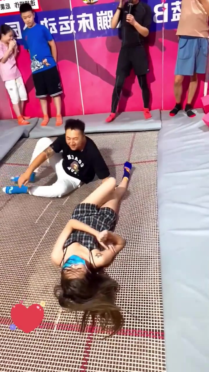 美女挑战网红蹦床,工作人员一松手,她当场就翻车了