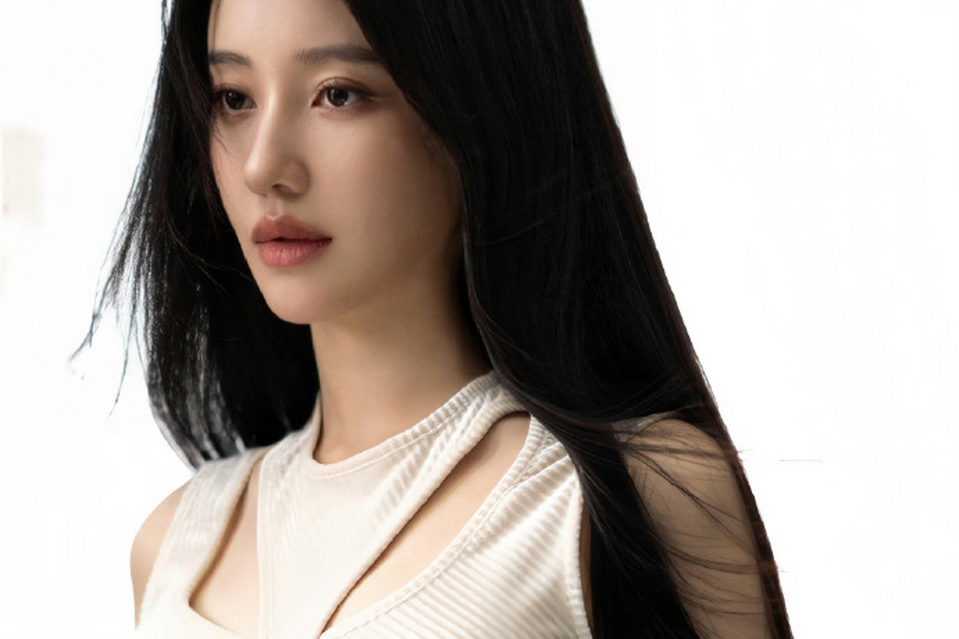 王鹤润的写真封面大片展现了她的高冷气质和完美身材,尤其是小蛮腰