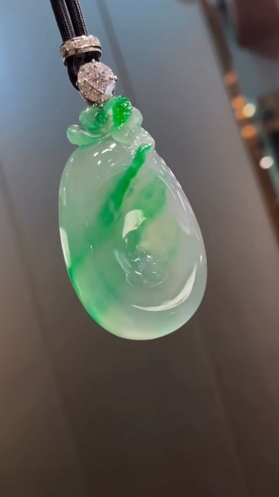 这块翡翠美玉,飘着阳阳的金丝绿,整个挂件光感晶莹剔透