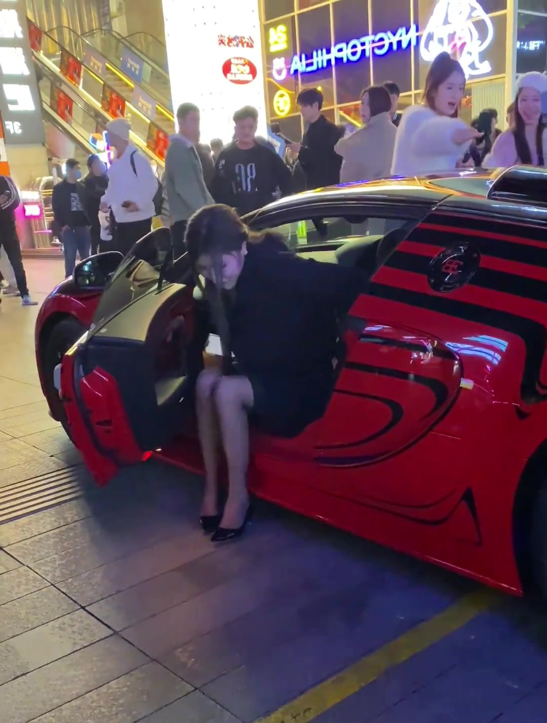 小姐姐开布加迪威龙出街,回头率百分百,路人纷纷都惊呆了-度小视
