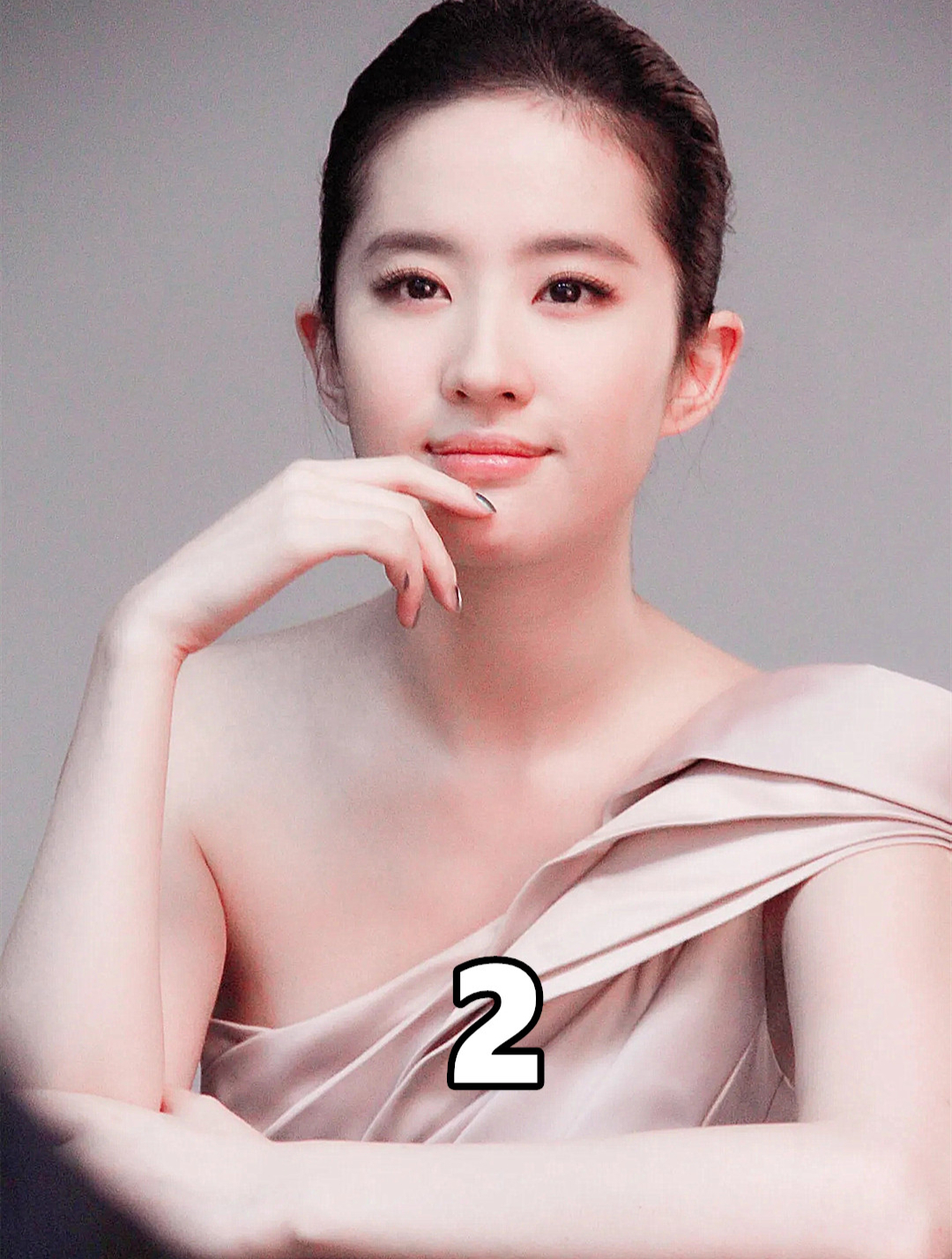 10年前一支广告23岁刘亦菲和30岁汤唯站一起颜值谁高一目了然