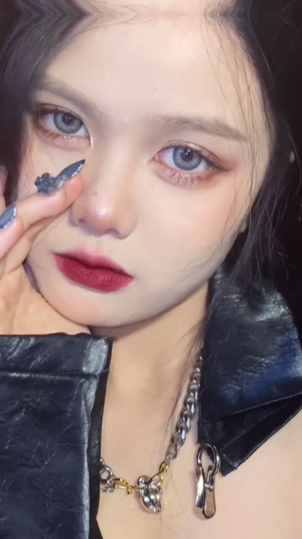 快来学这个出门被搭讪10次的痞帅蹦迪妆!