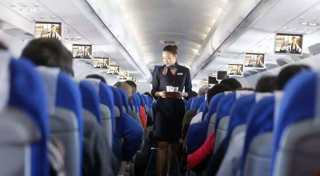 浙江一男子机舱的座位与空姐面对面,一番操作避免尴尬:修养真好