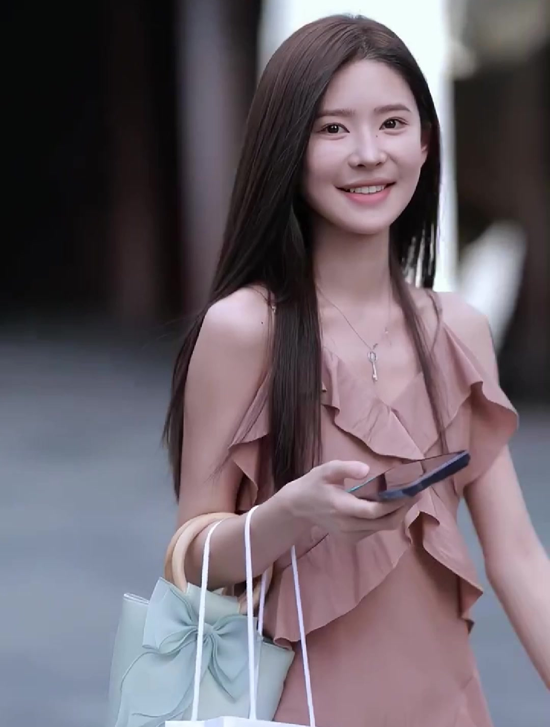 街拍美女,身材颜值气质应有尽有,女人味十足!