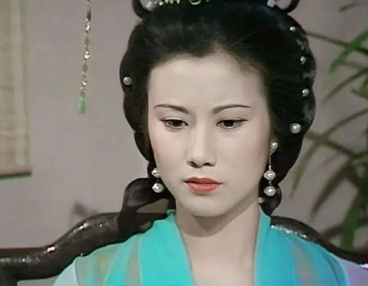 被汪明荃的古典扮相给美到了!妥妥的古装才女,温婉动人心