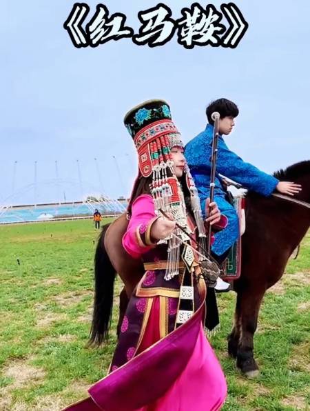 一首《红马鞍》,一瞬间就把两人带回到了草原中