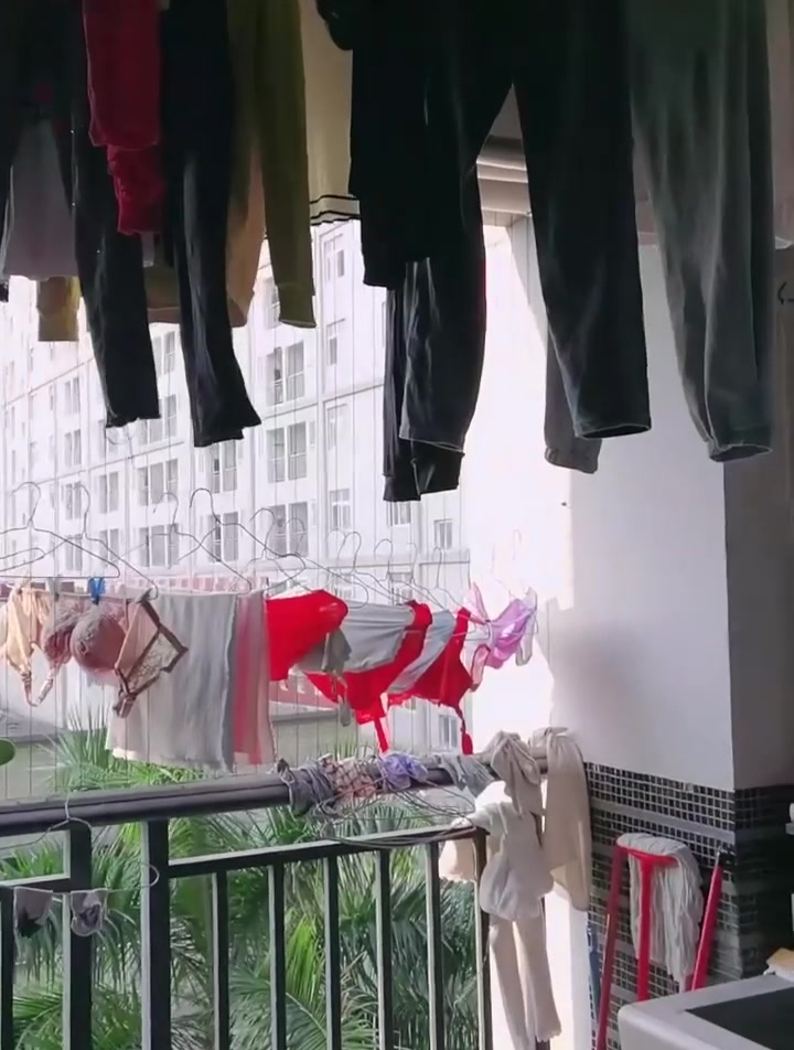 工厂上班小姐姐的宿舍,看得我眼花缭乱!-度小视