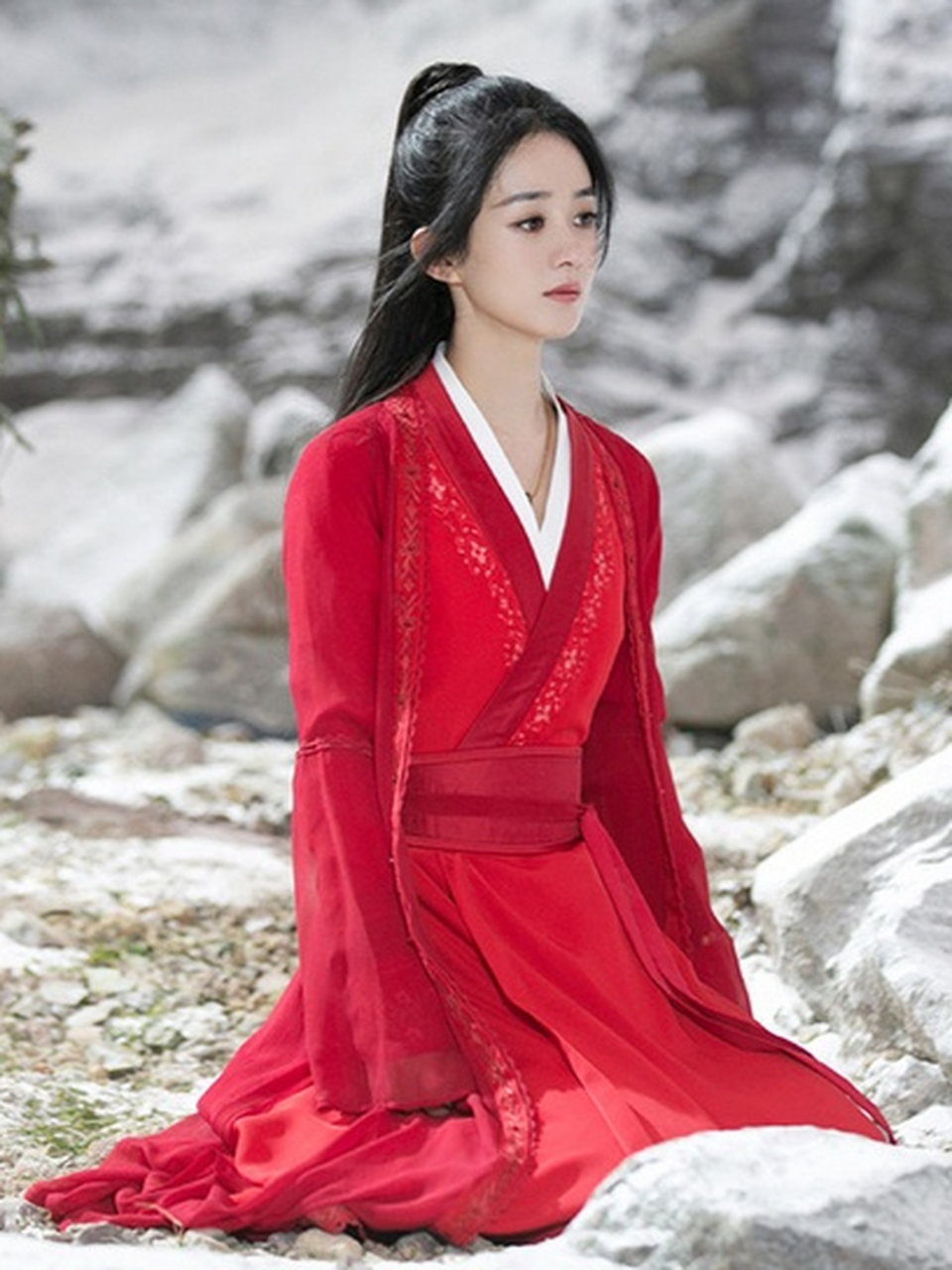 赵丽颖在剧中饰演一位年轻女侠,勇敢,聪明,坚韧,充满了正义感.