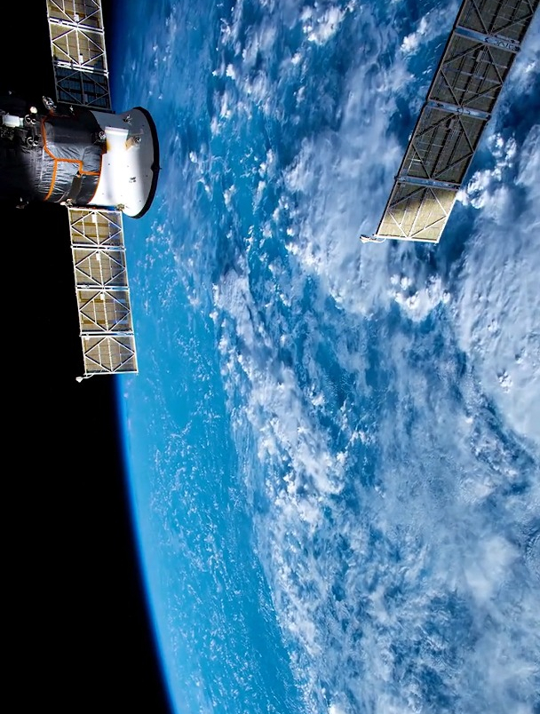 距离地球400公里外的空间站拍摄到的地球,白天黑夜你喜欢哪个?
