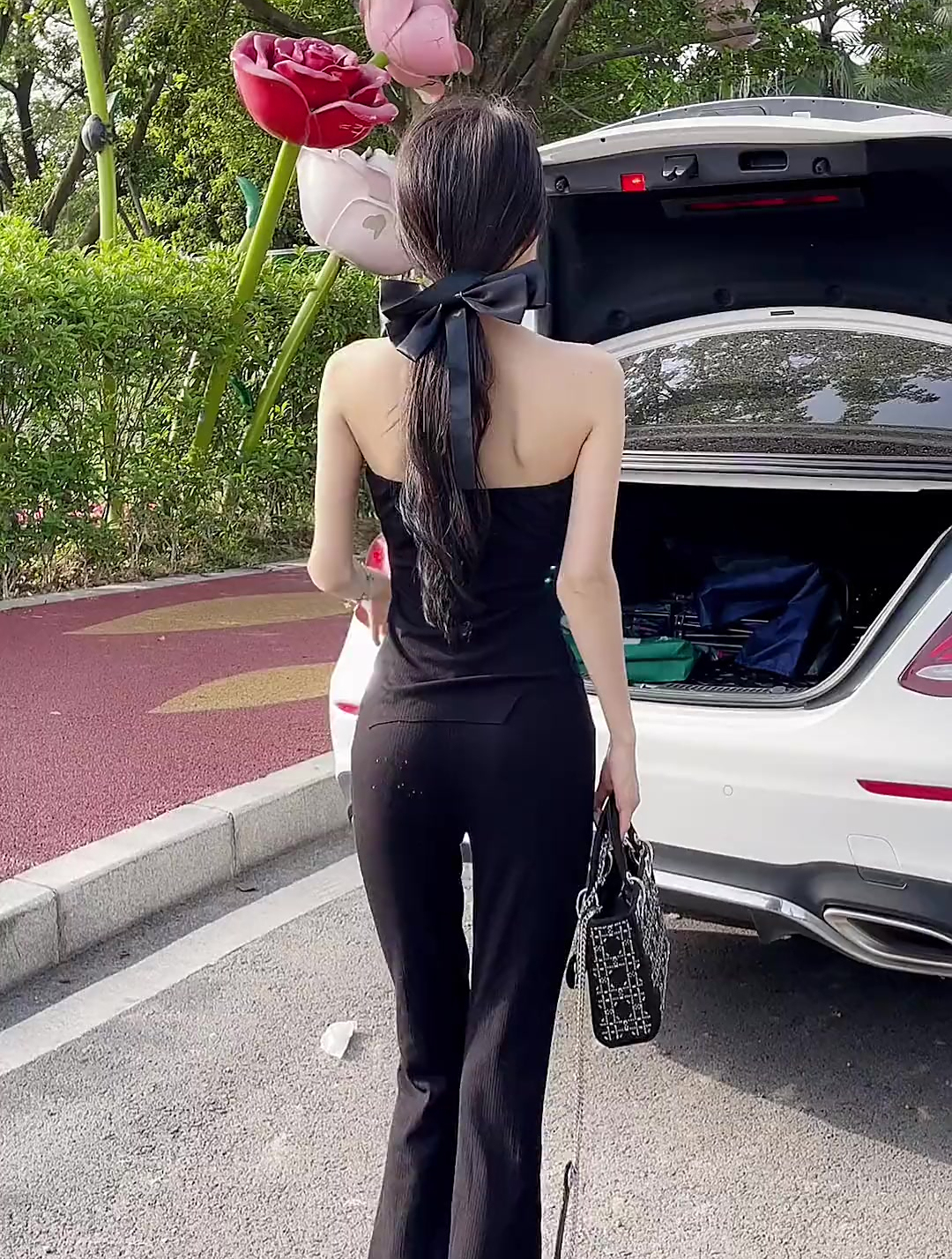 穿什么不重要,首先把背挺直,在说