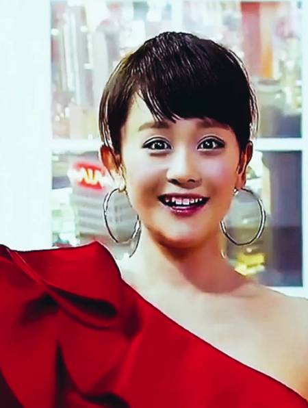 白水喜化身购物主持,销售丝袜的方法,惊艳到所有人(2)-度小视