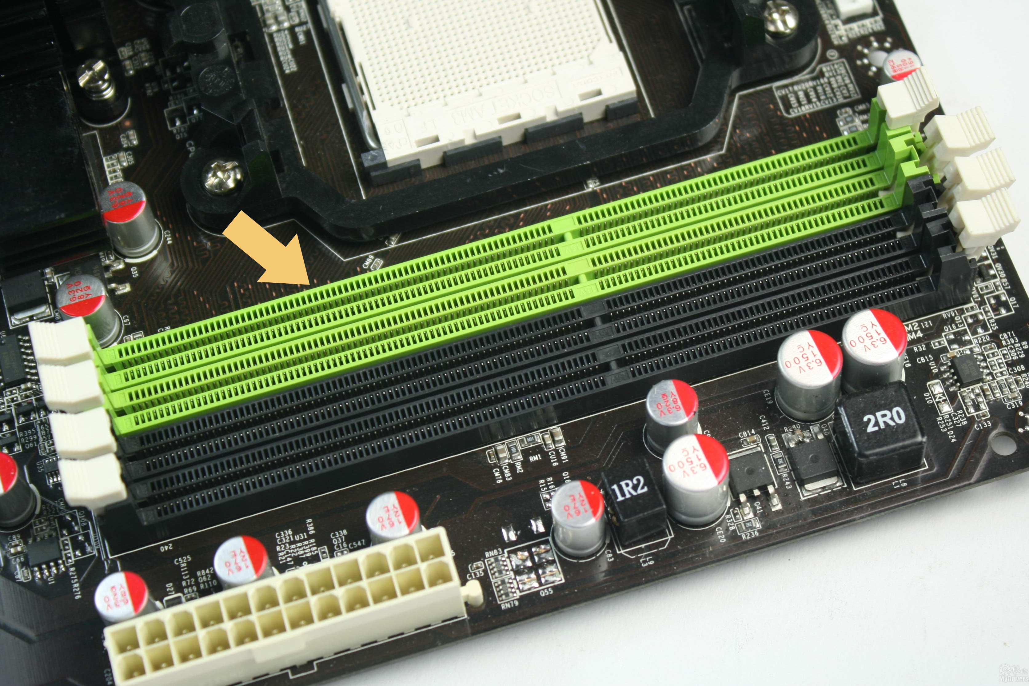 电脑4个插槽2根内存条怎么插?