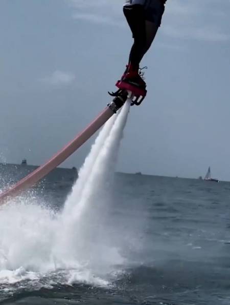 三亚海面上的水上飞人,每天带着美女一飞冲天!-度小视