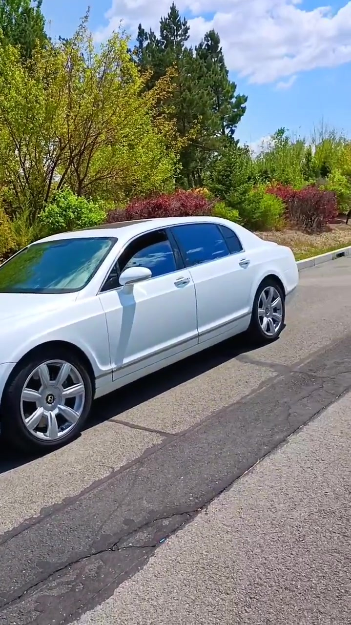 白色的宾利时尚精致,这种车适合小姐姐开,美女配豪车肯定很拉风-度小