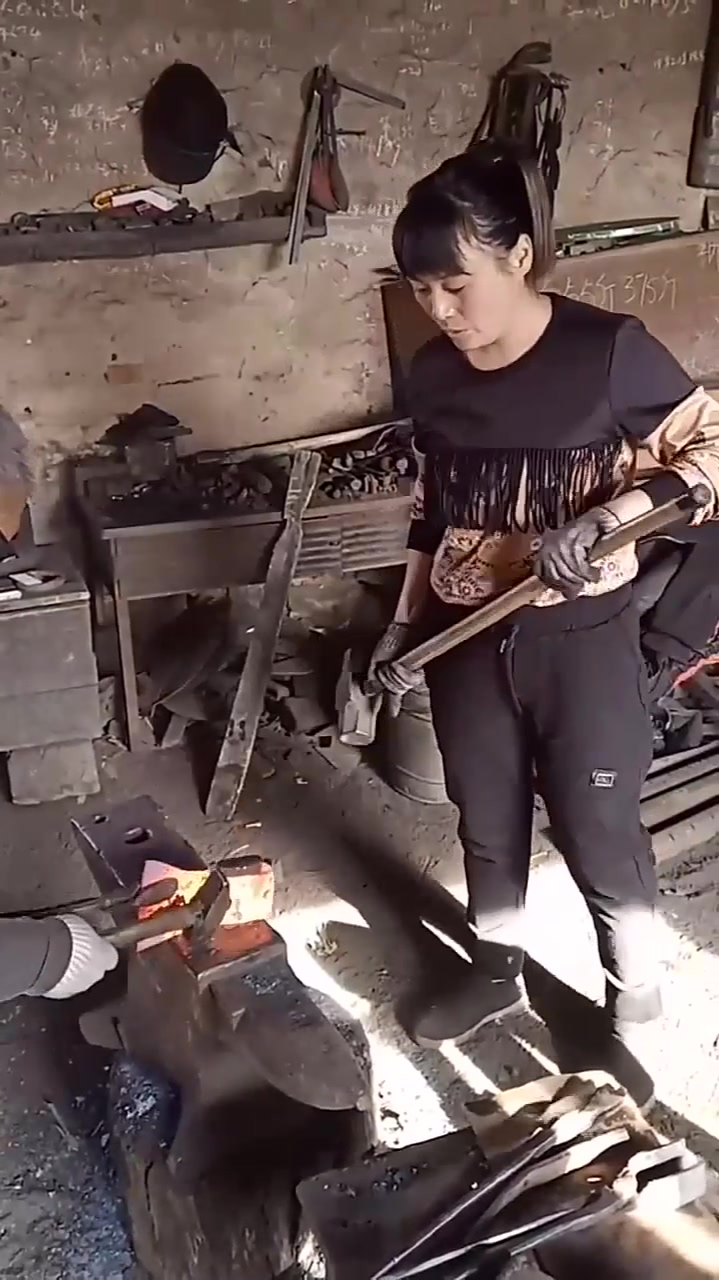 砸斧头孔,妹子这大锤抡的,稳准狠!