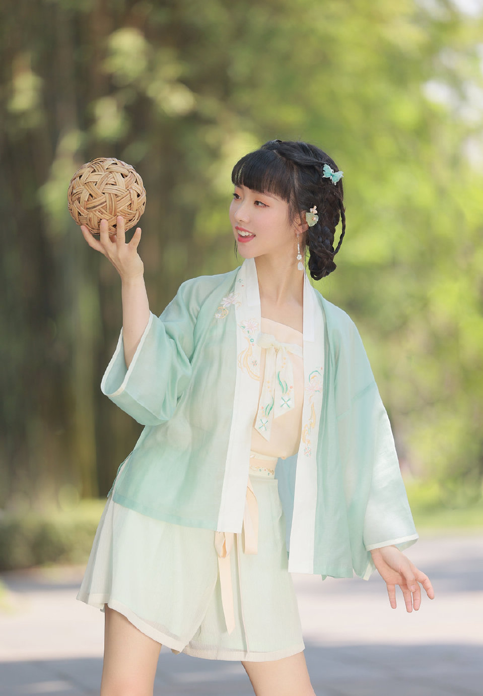 收起你的裙子吧!现在正流行"汉服 短裤",减龄显瘦又高级