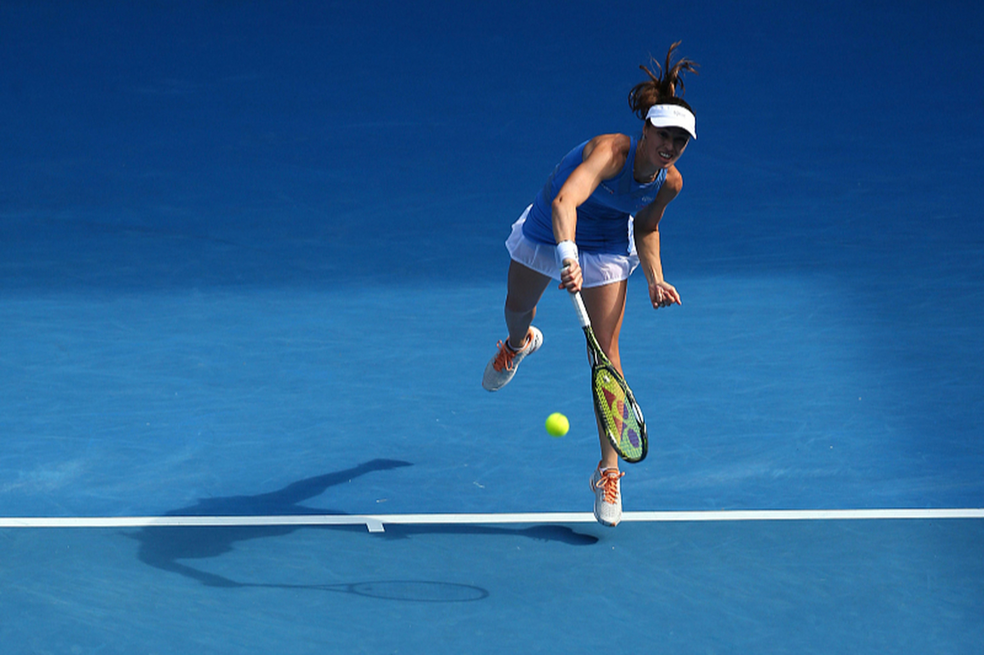 在网球比赛中,过网击球是指球员a的球越过球网,触碰到对方球员b的身体