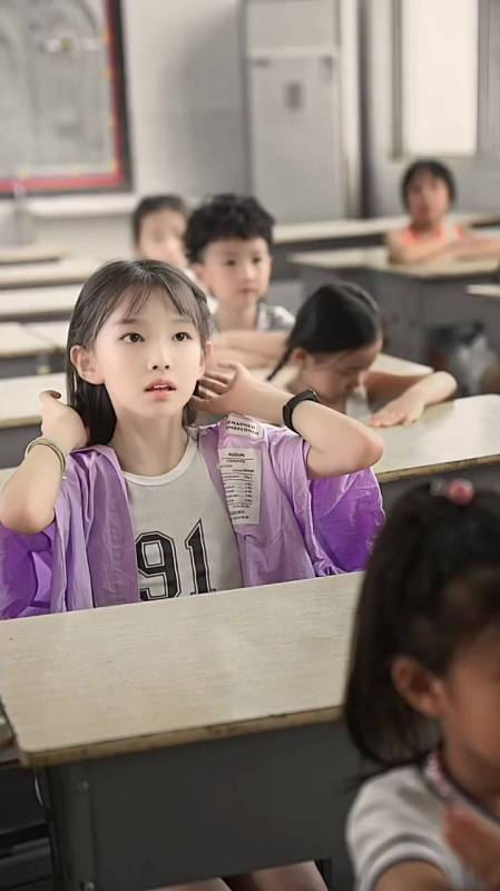 宋小睿在课堂上被老师表扬,笑的太开心了吧,老师肯定都很喜欢他-度小