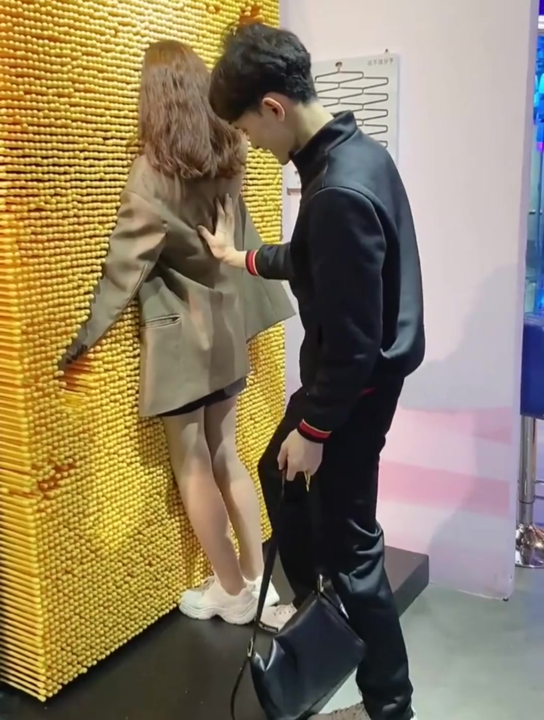 小姐姐挑战网红海绵,眼前一幕,网友:换男朋友吧