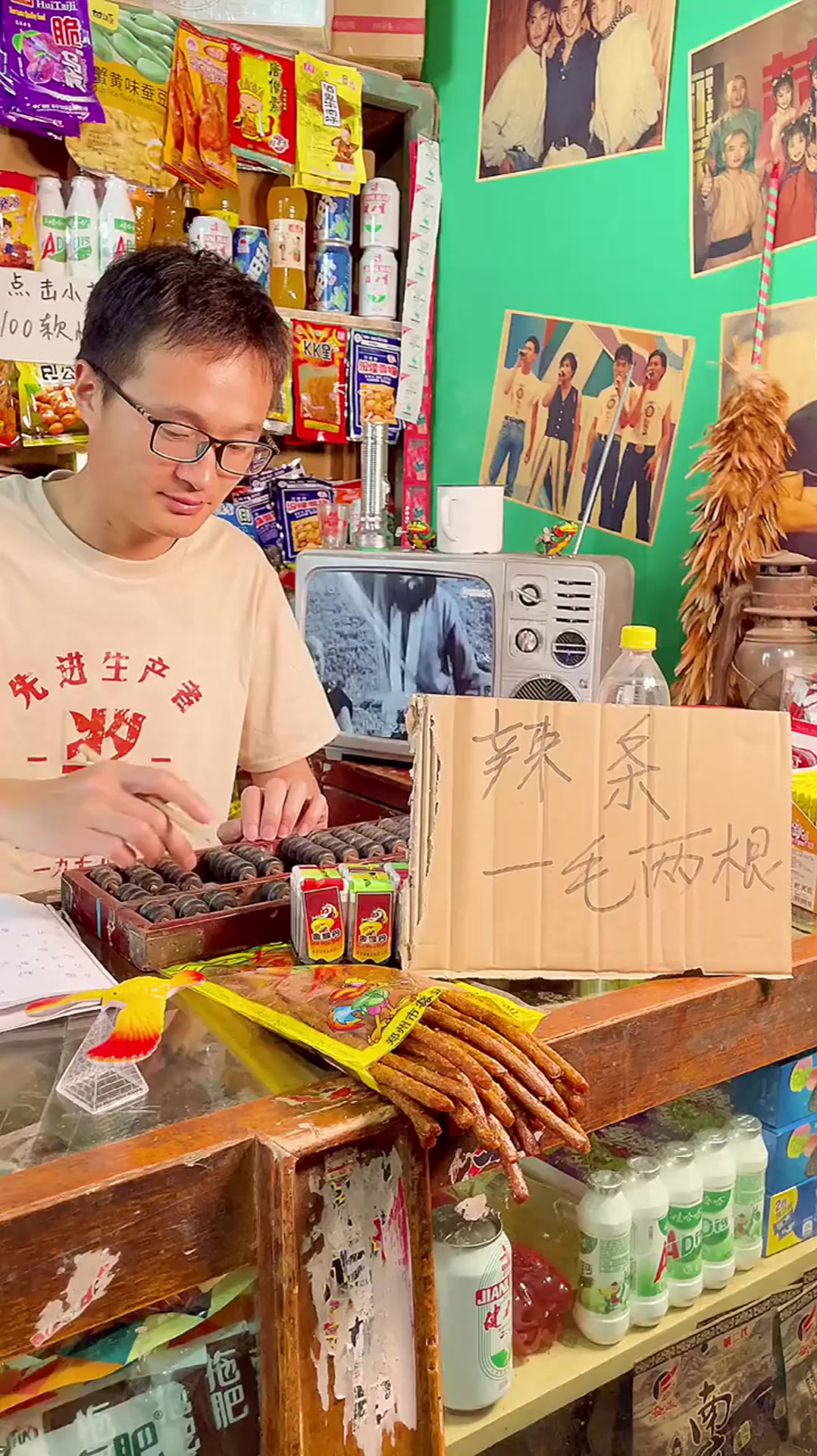 小时候一毛两根的辣条,吃过的都30岁2个孩子了吧,童年的回忆!