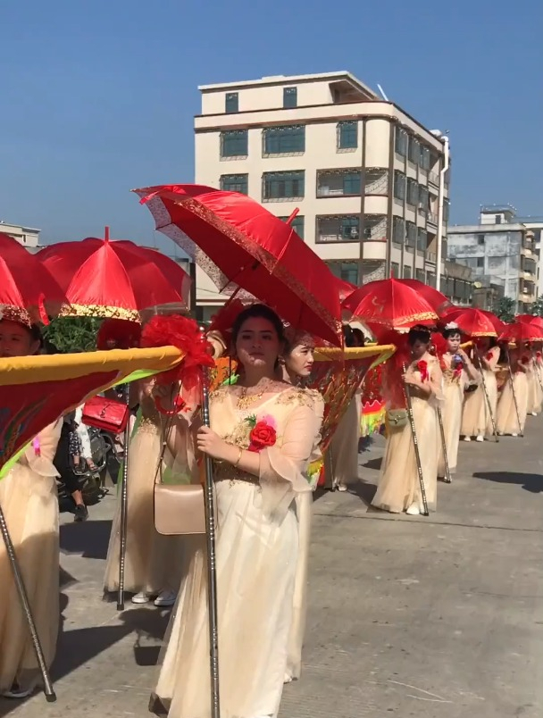 潮汕富人家小姐扛大旗图片