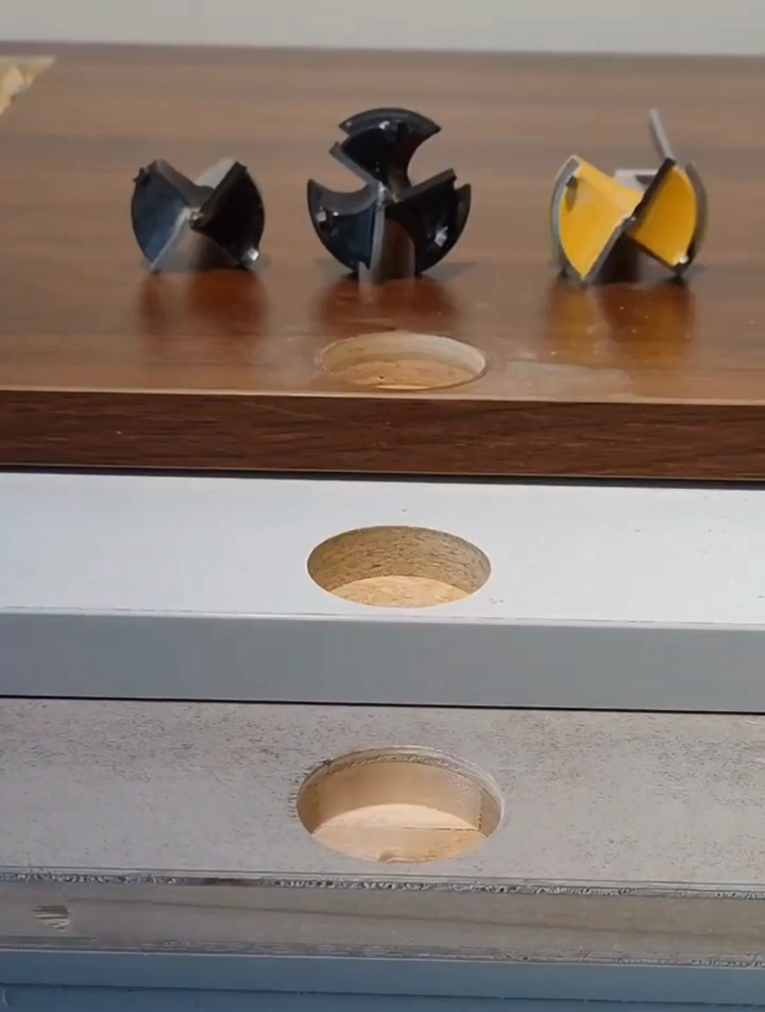 很多人不知道铰链孔是怎么钻出来的,视频告诉你答案!