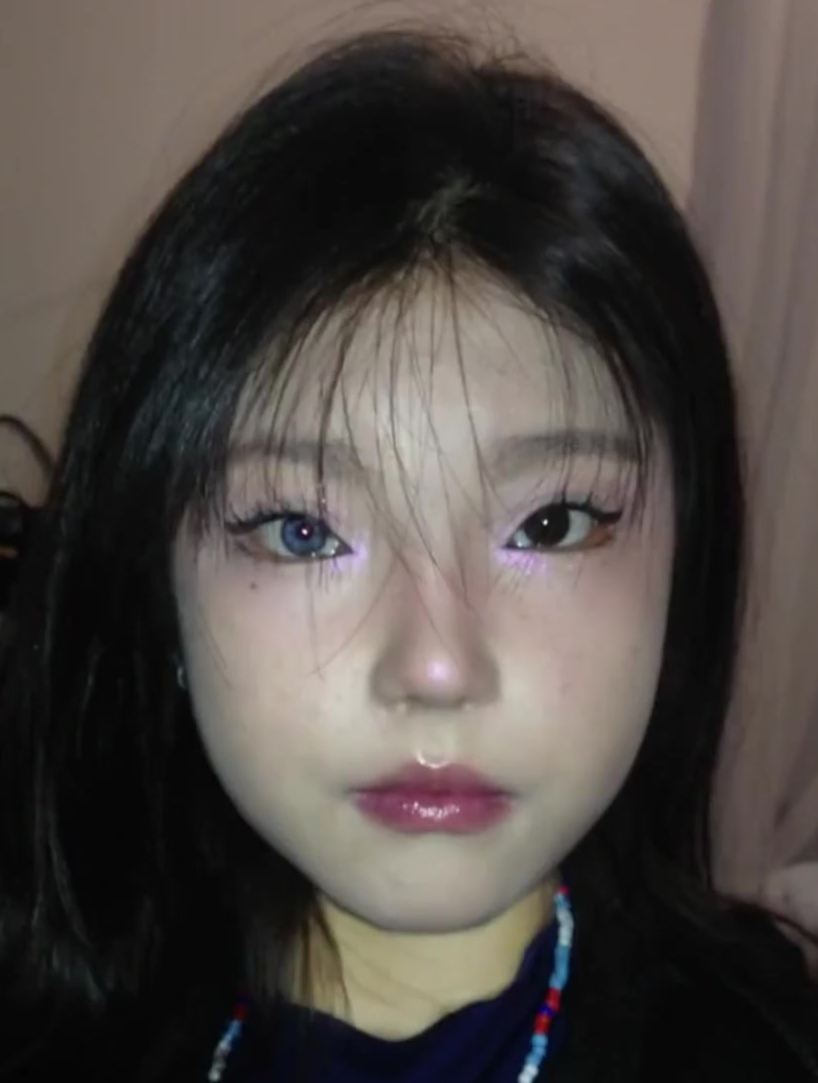 18岁女孩天生异瞳,网友:你是怎么把星辰大海装进眼睛里的?-度小视